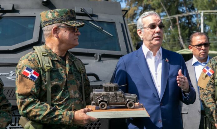 Abinader-entrega-equipos-militares-y-vehiculos-blindados-para-fortalecer-la-seguridad-nacional