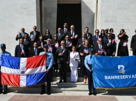 Banreservas deposita ofrenda floral en el Altar de la Patria