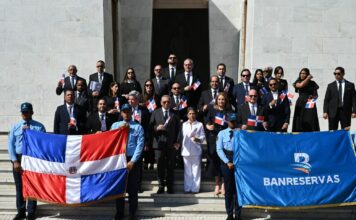 Banreservas deposita ofrenda floral en el Altar de la Patria