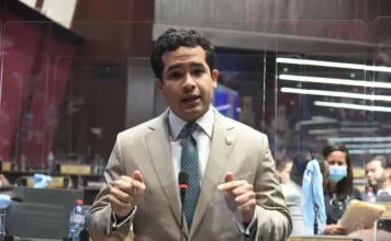 Omar Fernández atribuye apagón a “descuido estructural” en el sistema eléctrico