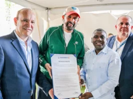 Juan Luis Guerra es declarado «Visitante Distinguido» en Santiago de los Caballeros