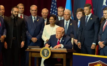 Donald Trump firma el documento de coalición militar contra cárteles del narcotráfico