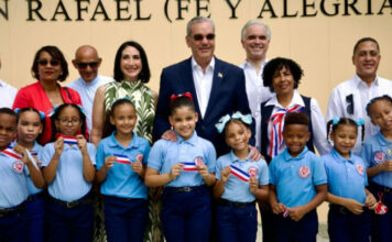Luis Abinader entrega escuela primaria en Los Guandules