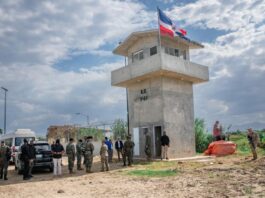 Ministro de Defensa y Embajadora EEUU recorren zona en Frontera de Dajabón