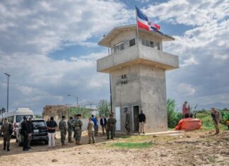 Ministro de Defensa y Embajadora EEUU recorren zona en Frontera de Dajabón