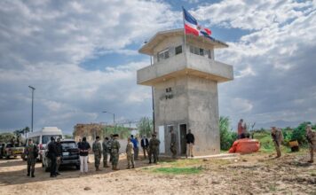 Ministro de Defensa y Embajadora EEUU recorren zona en Frontera de Dajabón