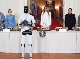 Melania Trump va con robot a cumbre con primeras damas