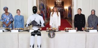 Melania Trump va con robot a cumbre con primeras damas
