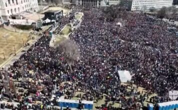 Miles de protestas se multiplican en todo EEUU contra el autoritarismo de Trump y su guerra en Irán