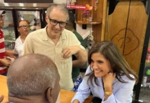 Embajadora de EE. UU. disfruta de la cultura en un colmadón dominicano