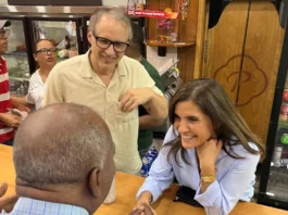 Embajadora de EE. UU. disfruta de la cultura en un colmadón dominicano