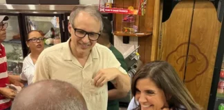 Embajadora de EE. UU. disfruta de la cultura en un colmadón dominicano