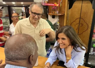 Embajadora de EE. UU. disfruta de la cultura en un colmadón dominicano