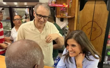 Embajadora de EE. UU. disfruta de la cultura en un colmadón dominicano