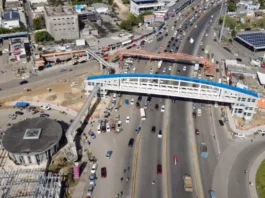 Cerrarán esta noche el kilómetro 9 de la autopista Duarte por el desmontaje del antiguo puente peatonal