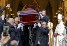 Cientos de personas despiden en Nueva York a Willie Colón entre aplausos y salsa