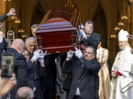 Cientos de personas despiden en Nueva York a Willie Colón entre aplausos y salsa