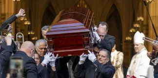 Cientos de personas despiden en Nueva York a Willie Colón entre aplausos y salsa