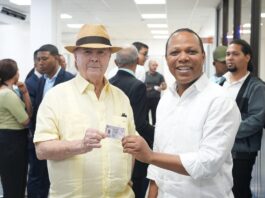 Hipólito Mejía obtiene su licencia de conducir