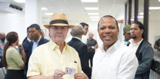 Hipólito Mejía obtiene su licencia de conducir