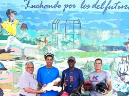 MIDEREC-Santiago entrega utilería de béisbol