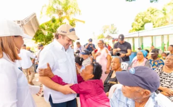 José Paliza encabeza entrega de ayudas a familias afectadas por lluvias en Villa Montellano