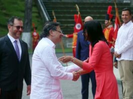Petro es recibido por Delcy Rodríguez en su primera visita a Venezuela tras la captura de Maduro
