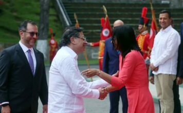 Petro es recibido por Delcy Rodríguez en su primera visita a Venezuela tras la captura de Maduro