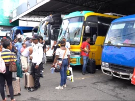 Flujo de pasajeros viajan por el asueto de la Semana Santa
