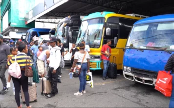 Flujo de pasajeros viajan por el asueto de la Semana Santa