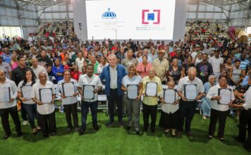 Luis Abinader entrega 2,000 títulos de propiedad en Los Guandules