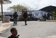 Agentes policiales apoya el desalojo en la plaza Teleofertas de la Máximo Gómez