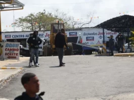 Agentes policiales apoya el desalojo en la plaza Teleofertas de la Máximo Gómez