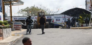 Agentes policiales apoya el desalojo en la plaza Teleofertas de la Máximo Gómez