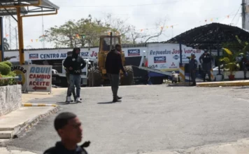 Agentes policiales apoya el desalojo en la plaza Teleofertas de la Máximo Gómez