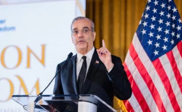 Luis Abinader regresa al país tras concluir agenda de trabajo en Miami