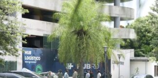 Hombre muere tras caer del cuarto piso de plaza Central
