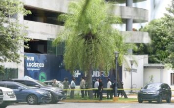 Hombre muere tras caer del cuarto piso de plaza Central