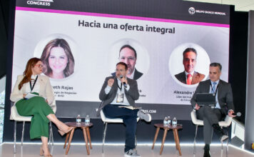 BHD expone su oferta para mujeres mayores en congreso