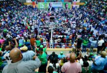 Leonel Fernández encabeza juramentación de dirigentes en Barahona