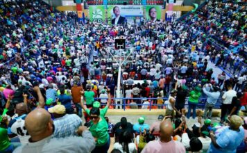 Leonel Fernández encabeza juramentación de dirigentes en Barahona