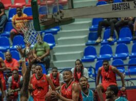 Leones salen de aprietos y frenan a Titanes en la LNB