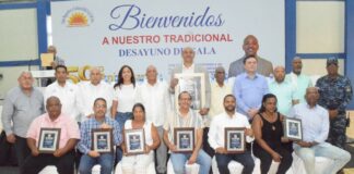 Luis Jiménez es reconocido en el 59 aniversario del Club Renacer