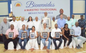 Luis Jiménez es reconocido en el 59 aniversario del Club Renacer