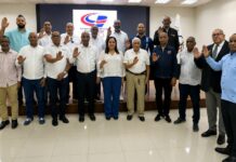 FEDUDE elige a Francisco Peguero como nuevo presidente Francisco Peguero, al centro, junto a los demás miembros de la directiva de la FEDUDE 2026-2030, es juramentado por la Comisión Electoral