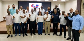 FEDUDE elige a Francisco Peguero como nuevo presidente Francisco Peguero, al centro, junto a los demás miembros de la directiva de la FEDUDE 2026-2030, es juramentado por la Comisión Electoral