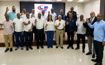 FEDUDE elige a Francisco Peguero como nuevo presidente Francisco Peguero, al centro, junto a los demás miembros de la directiva de la FEDUDE 2026-2030, es juramentado por la Comisión Electoral