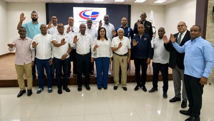 Francisco Peguero Francisco Peguero, al centro, junto a los demás miembros de la directiva de la FEDUDE 2026-2030, es juramentado por la Comisión Electoral