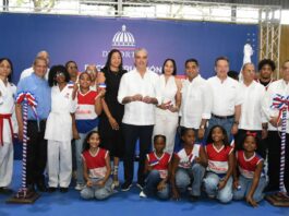 Presidente Abinader entrega remozado Club Los Cachorros en Cristo Rey