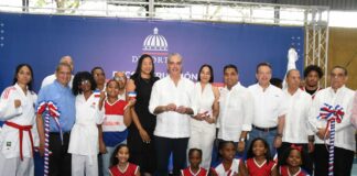 Presidente Abinader entrega remozado Club Los Cachorros en Cristo Rey